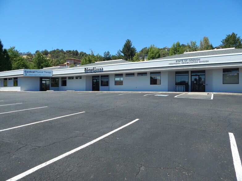 More Photos Of 2020-2040 NW Newcastle St, Roseburg Office For Lease