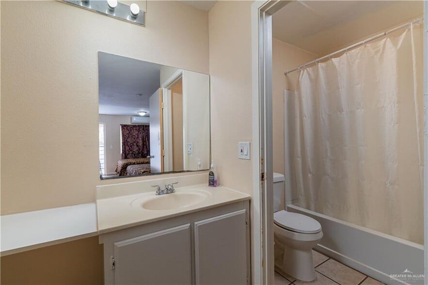 More Photos Of 2418 S Cage Blvd, Pharr Hotel For Sale