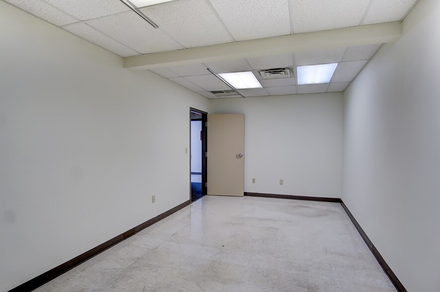 More Photos Of 1-19 E Pleasant St, Springfield Medical For Sale