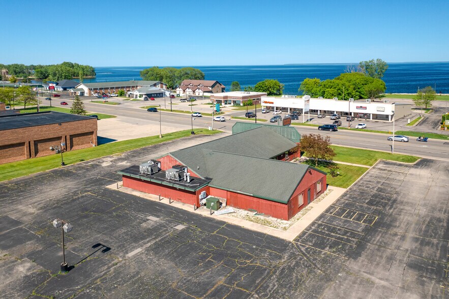 More Photos Of 2305 10th St, Menominee Freestanding For Lease