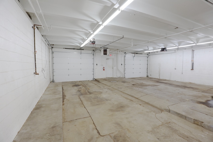 More Photos Of 921 Broad St, Wadsworth Auto Repair For Sale