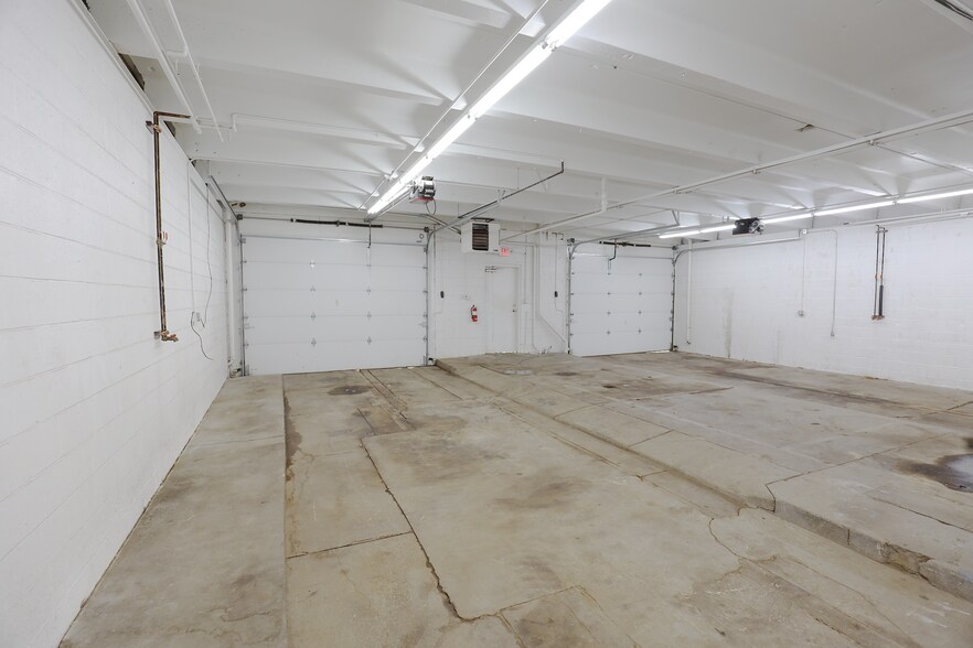 More Photos Of 921 Broad St, Wadsworth Auto Repair For Sale