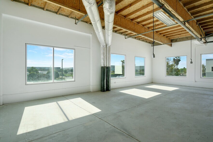 More Photos Of 8594 Siempre Viva Rd, San Diego Manufacturing For Lease