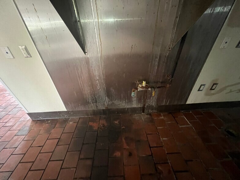 More Photos Of 3450 Demetropolis Rd, Mobile Restaurant For Sale