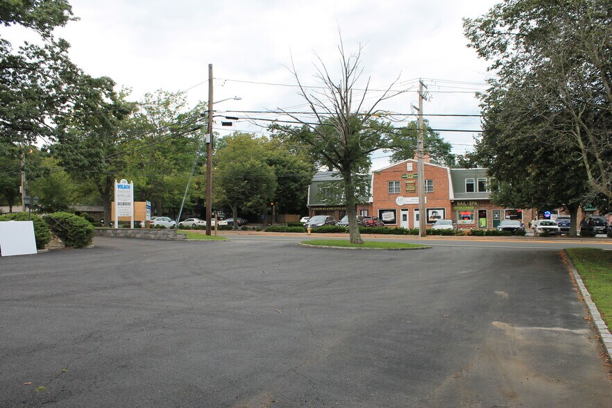 More Photos Of 226 E Main St, Huntington Office For Lease