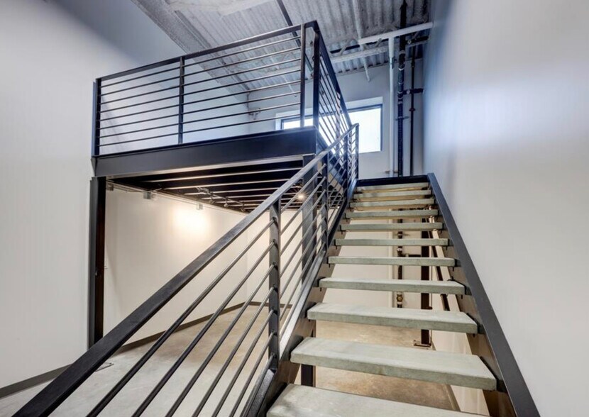 More Photos Of 4229 FM 620, Austin Showroom For Sale