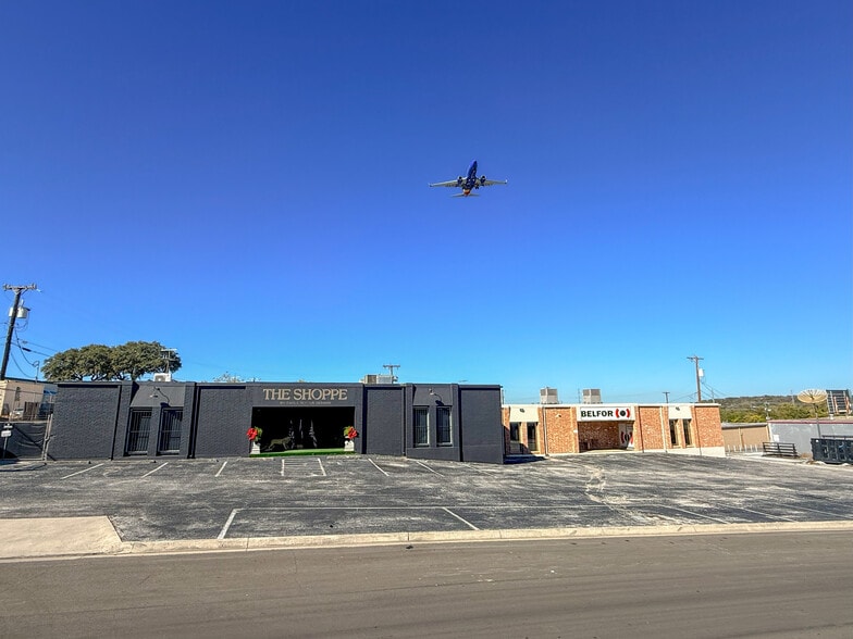 More Photos Of 12131-12137 Valliant St, San Antonio Showroom For Sale