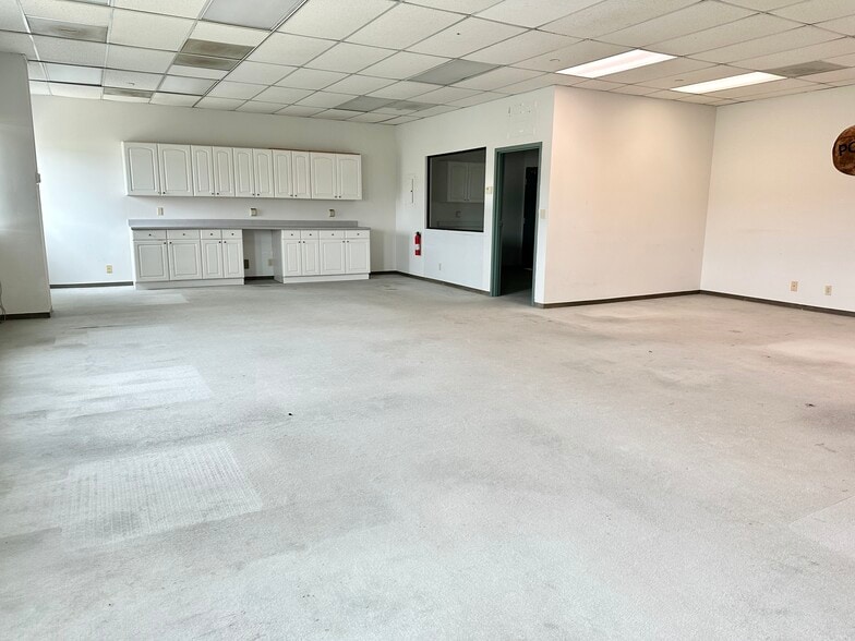 More Photos Of 1435-1475 Huntington Ave, South San Francisco Showroom For Sale