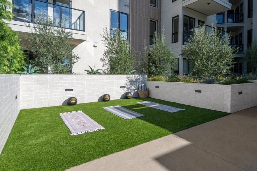 More Photos Of 1511 N Fairfax Ave, Los Angeles Apartments For Lease