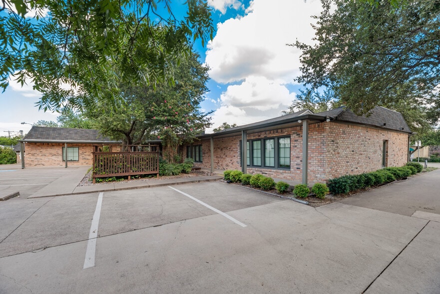 More Photos Of 726 Dalworth St, Grand Prairie Office For Sale