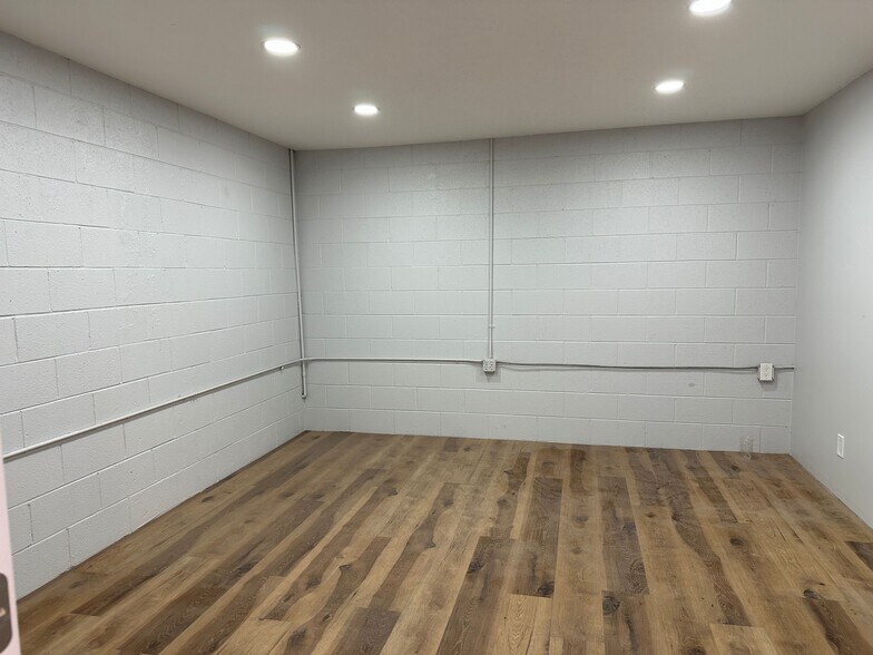More Photos Of 18754 Parthenia St, Northridge Service For Lease