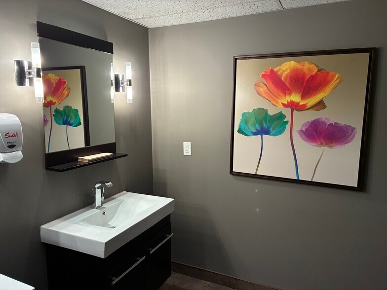 More Photos Of 179 King St E, Oshawa Office For Lease