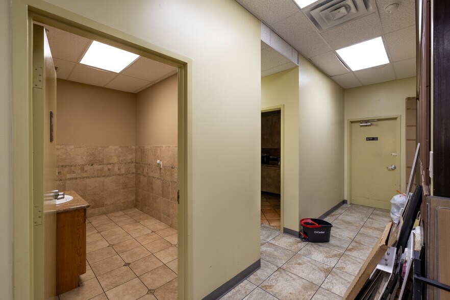 More Photos Of 10009 S Highway 6 Rd, Sugar Land Freestanding For Sale