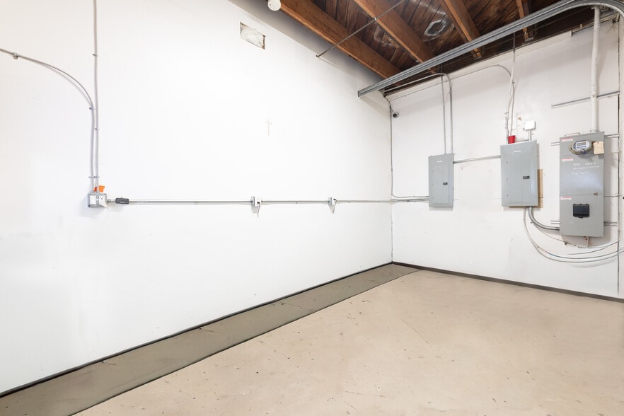 More Photos Of 7725 Deering Ave, Canoga Park Warehouse For Sale