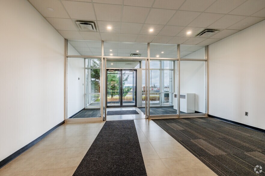 More Photos Of 3000 Aut Transcanadienne, Pointe-claire Distribution For Sale