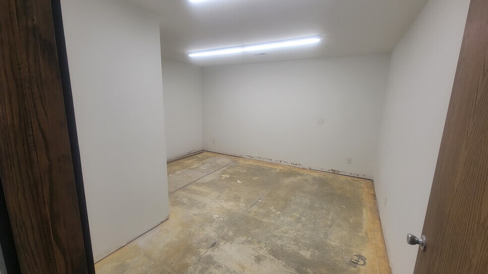 More Photos Of 906 W Springfield Rd, Taylorville Storefront Retail Office For Lease