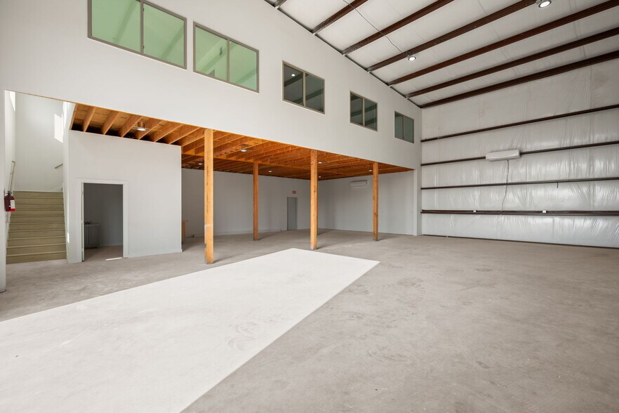 More Photos Of 10020 Darden Hill Rd, Austin Light Distribution For Lease