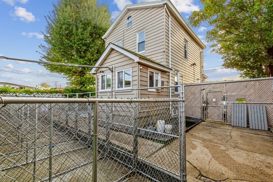 More Photos Of 14-27 128th St, College Point Veterinarian Kennel For Lease