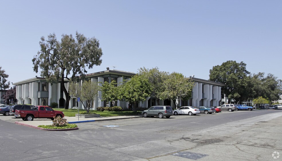 Primary Photo Of 7700 Edgewater Dr, Oakland Warehouse For Lease