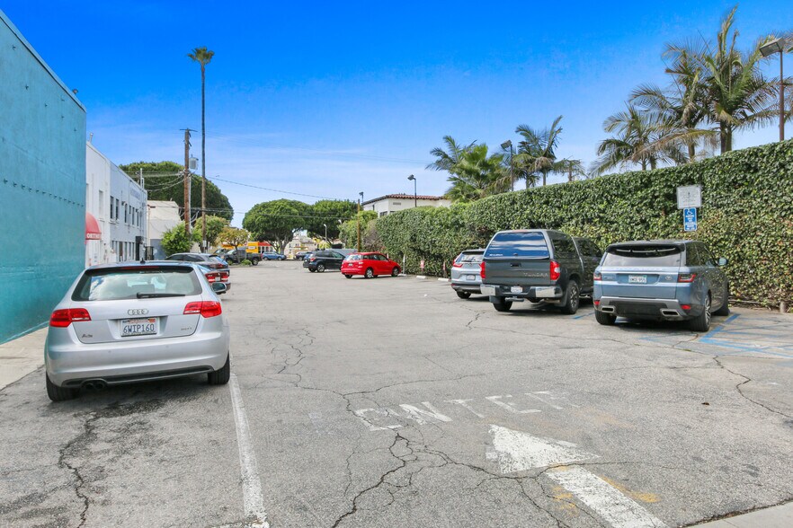 More Photos Of 1433 Wilshire Blvd, Santa Monica Restaurant For Lease