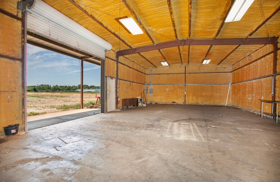 More Photos Of 5425 W Oak St, Palestine Flex For Lease