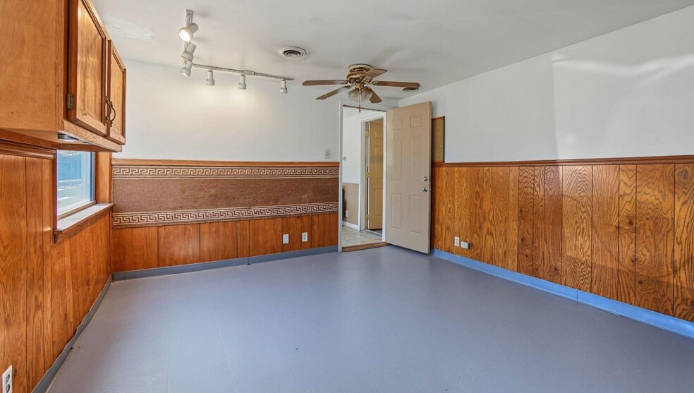 More Photos Of 3905 32nd St, Port Huron Showroom For Sale