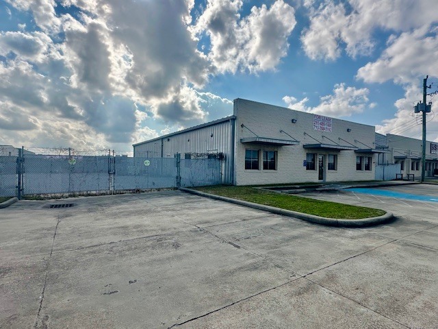More Photos Of 4904 Railroad St, Deer Park Service For Lease