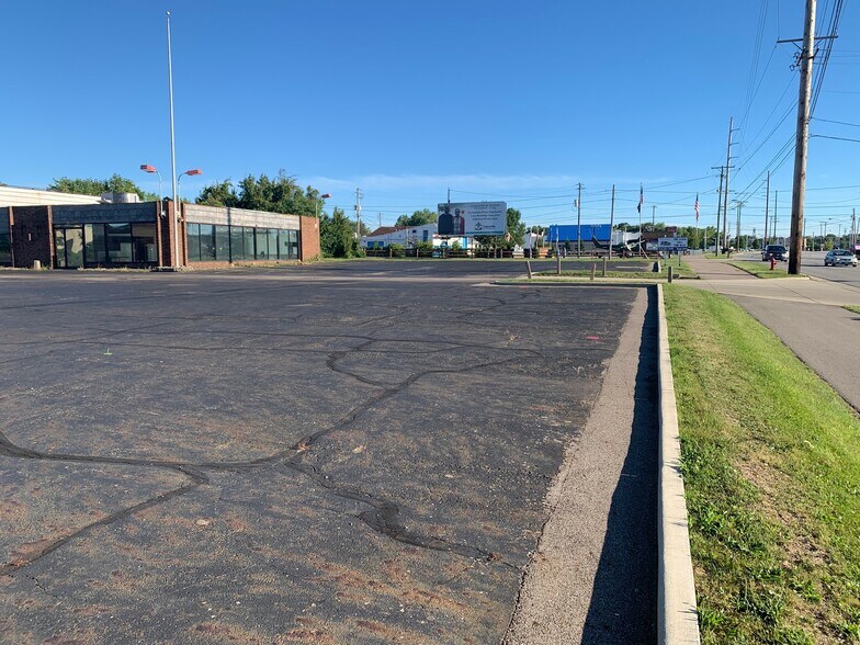 More Photos Of 3926 Pearl Rd, Medina Auto Dealership For Lease