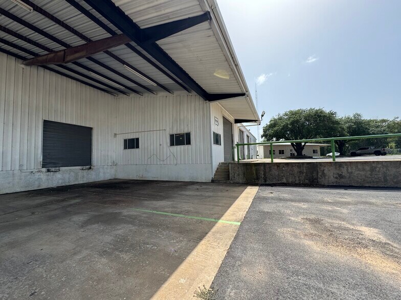 More Photos Of 2005 Tile Factory Rd, Palestine Manufacturing For Lease