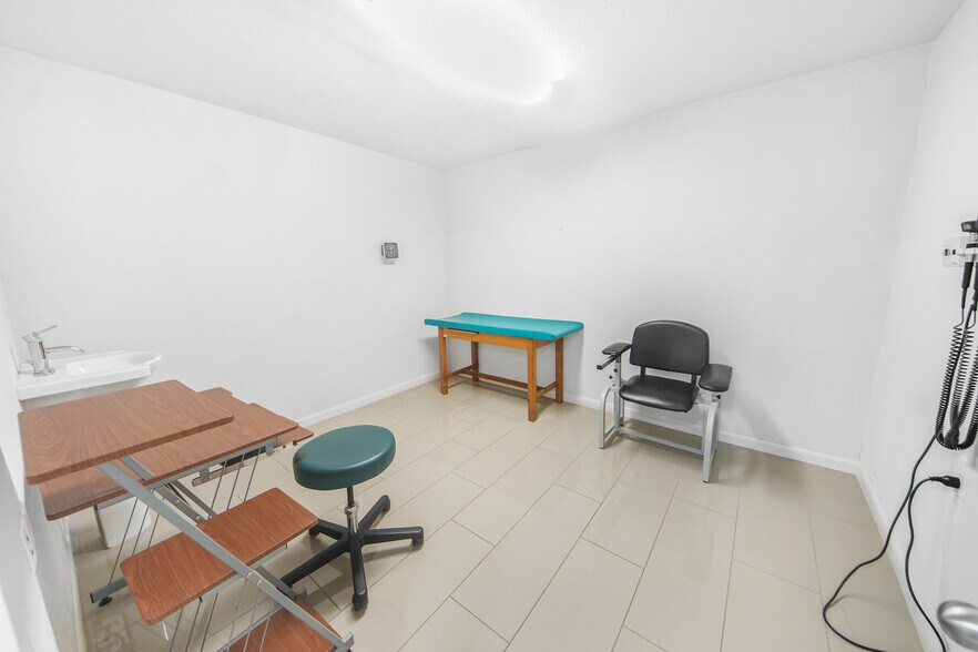 More Photos Of 7030 Bretshire Dr, Houston Medical For Sale
