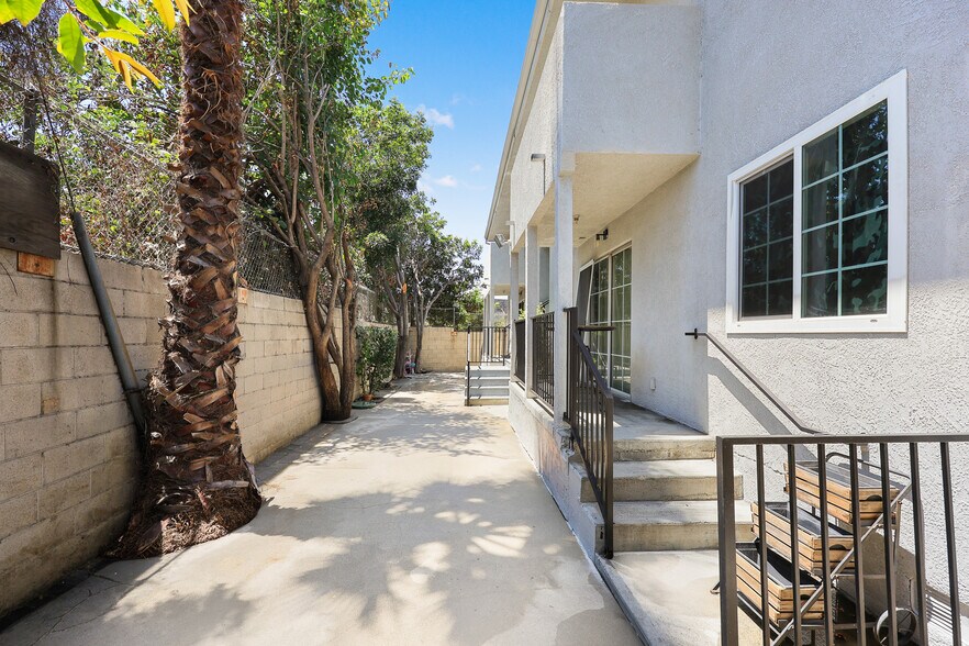More Photos Of 2104 Mozart St, Los Angeles Apartments For Sale