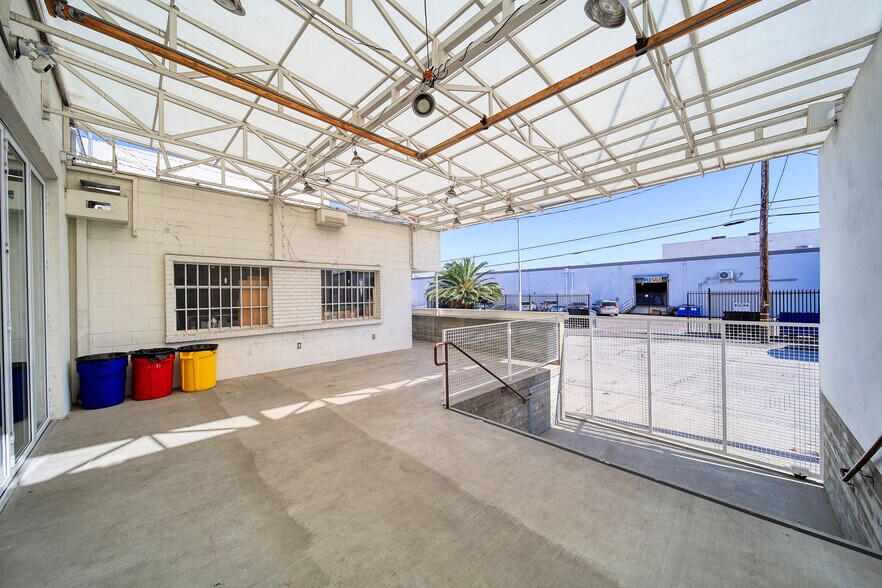 More Photos Of 1329 E 3rd St, Los Angeles Showroom For Lease