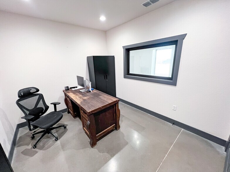 More Photos Of 2401 E County Road 155, Midland Service For Sale