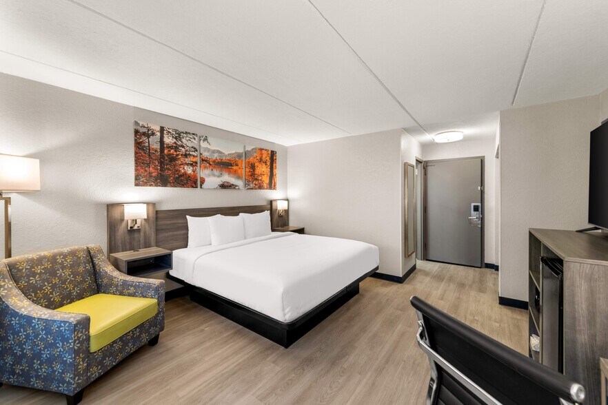 More Photos Of 70 N Stevens St, Rhinelander Hotel For Sale