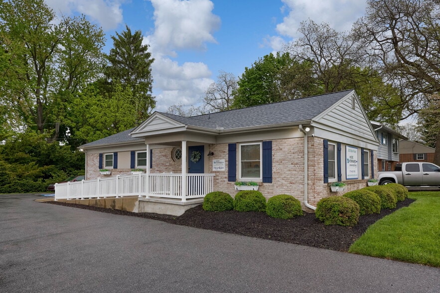 Primary Photo Of 825 Eden Rd, Lancaster Medical For Sale
