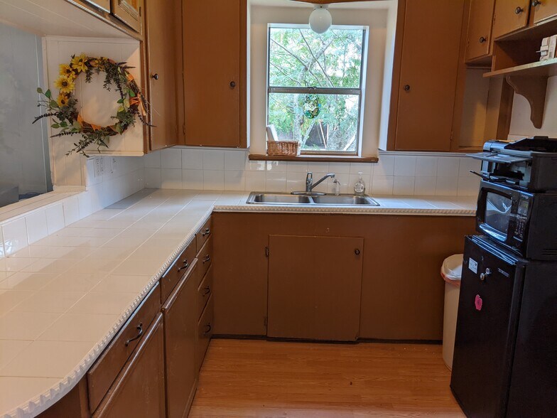 More Photos Of 500 Mason St, Tomball General Retail For Lease
