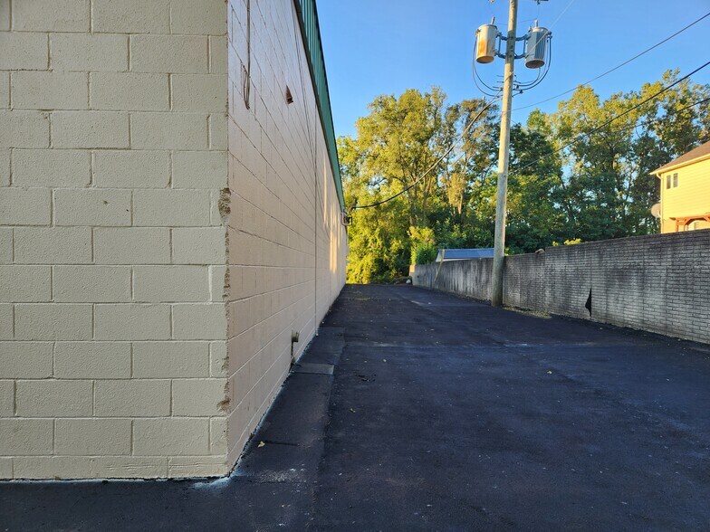 More Photos Of 6975 Livernois Rd, Troy Storefront For Lease