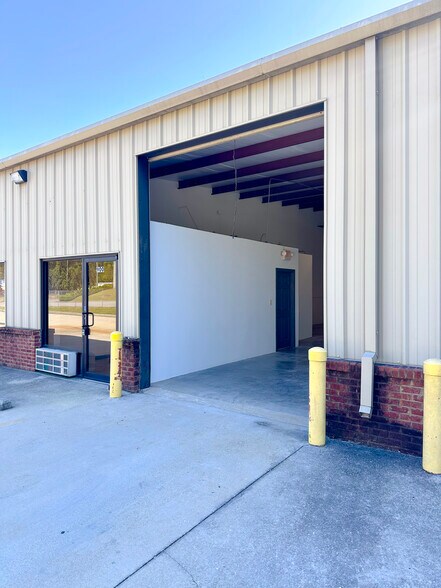 More Photos Of 1706 Martin Luther King Jr Blvd, Gainesville Warehouse For Lease