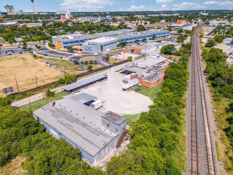 More Photos Of 264 & 250 W Lachapelle, San Antonio Manufacturing For Sale