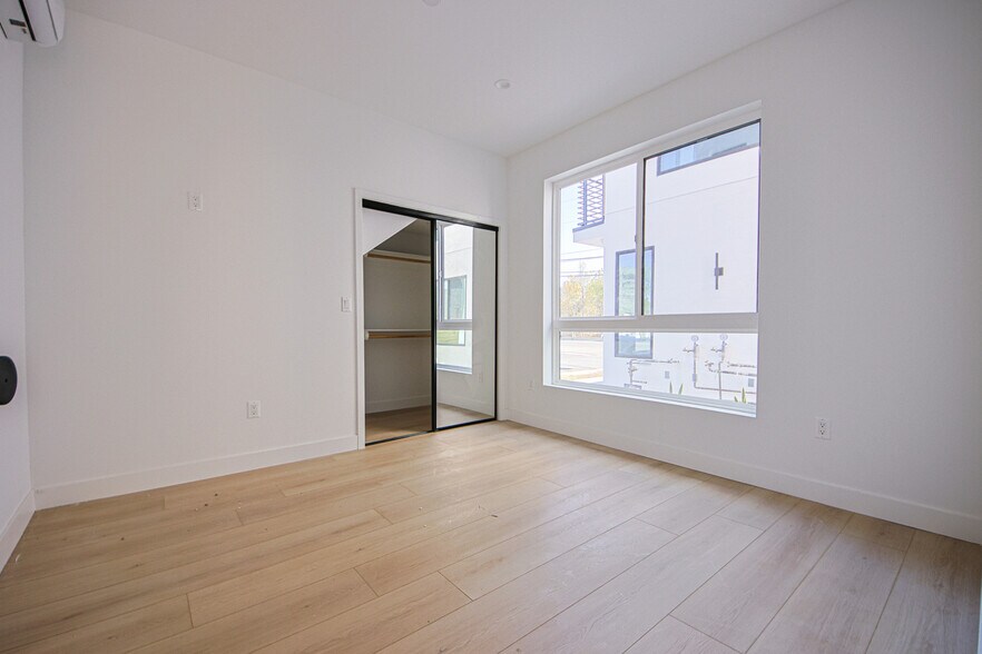 More Photos Of 6401 Odessa Ave, Lake Balboa Multifamily For Sale