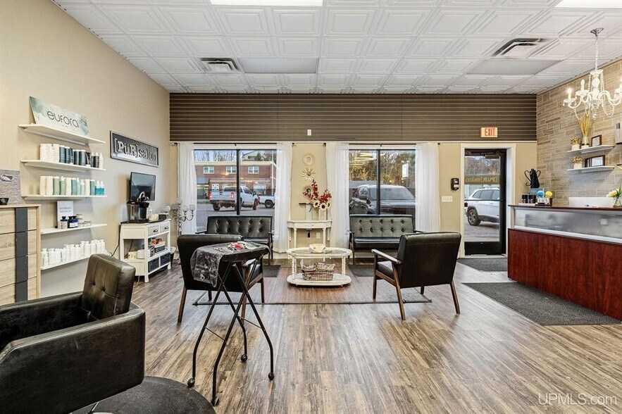 More Photos Of 1021 W Washington St, Marquette Flex For Sale