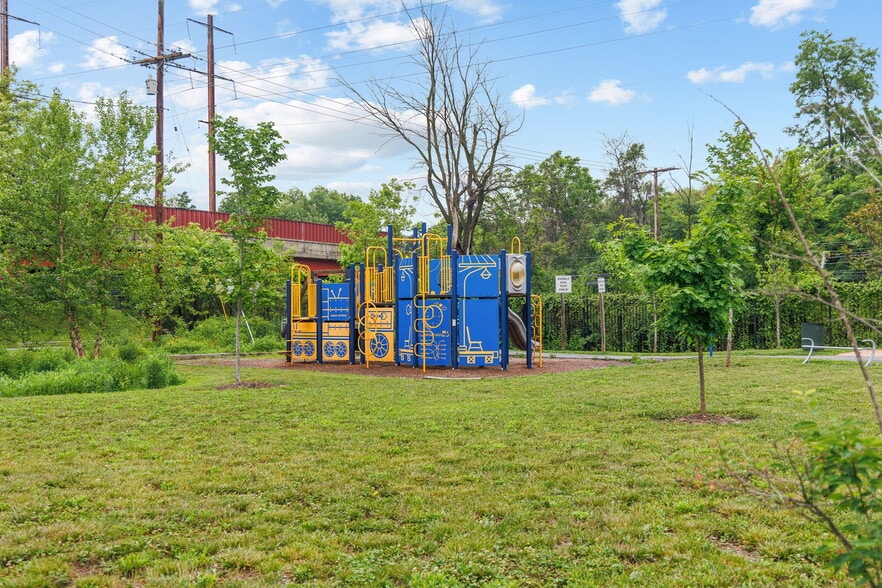 More Photos Of 8519 Chestnut Ave, Bowie Storefront For Sale