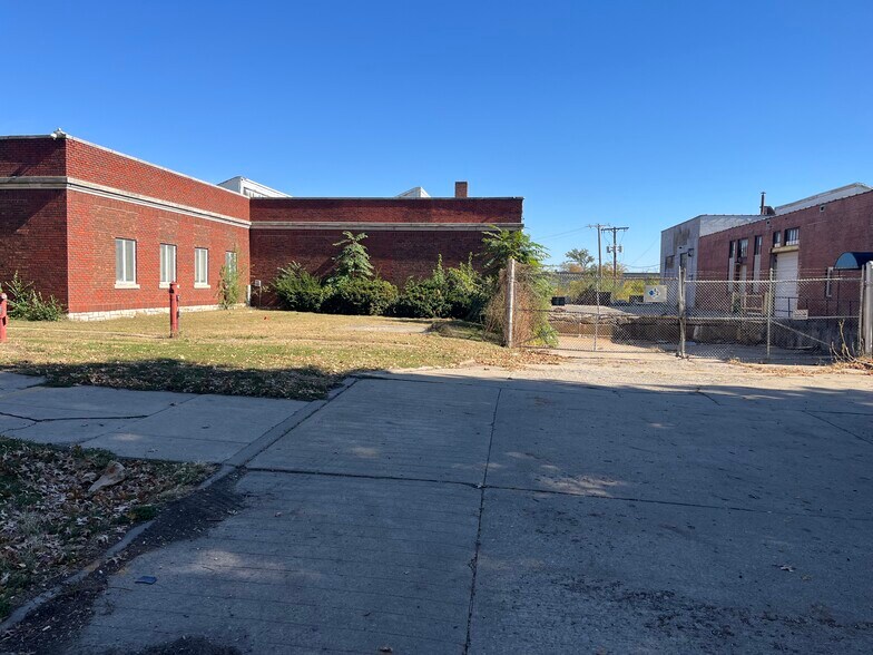 More Photos Of 123 Belmont Blvd, Kansas City Warehouse For Sale