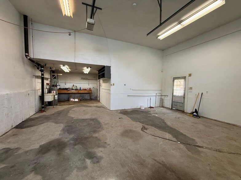 More Photos Of 44 Ellsworth St, Worcester Light Distribution For Sale
