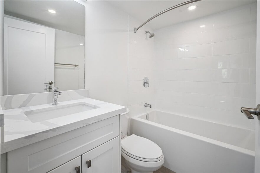 More Photos Of 6 John St, Oakville Apartments For Lease