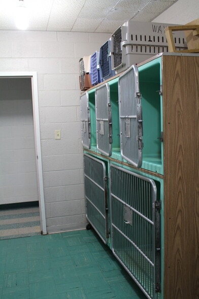 More Photos Of 112 Barclay Ave, Wa Keeney Veterinarian Kennel For Sale