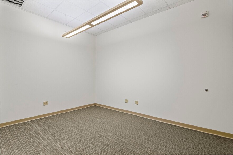 More Photos Of 15 SW Old State Capitol Plz, Springfield Office For Sale