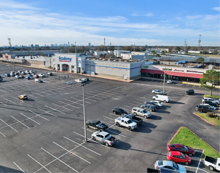 More Photos Of 10903-10999 Northwest Fwy, Houston Unknown For Lease