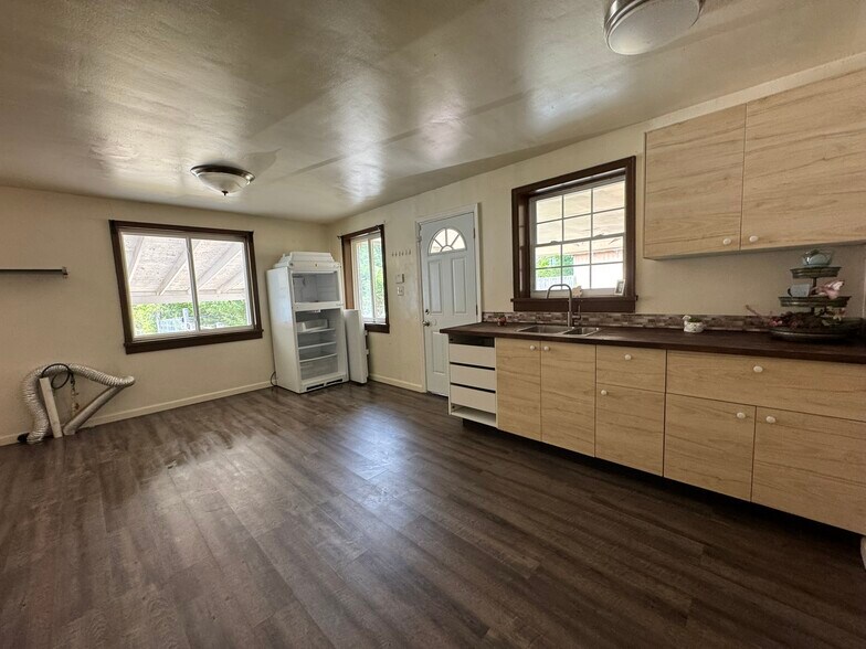 More Photos Of 2215 Clinton Hwy, Powell Office For Sale