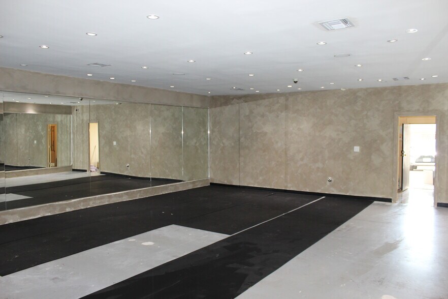 More Photos Of 840 S Robertson Blvd, Los Angeles Storefront Retail Office For Lease